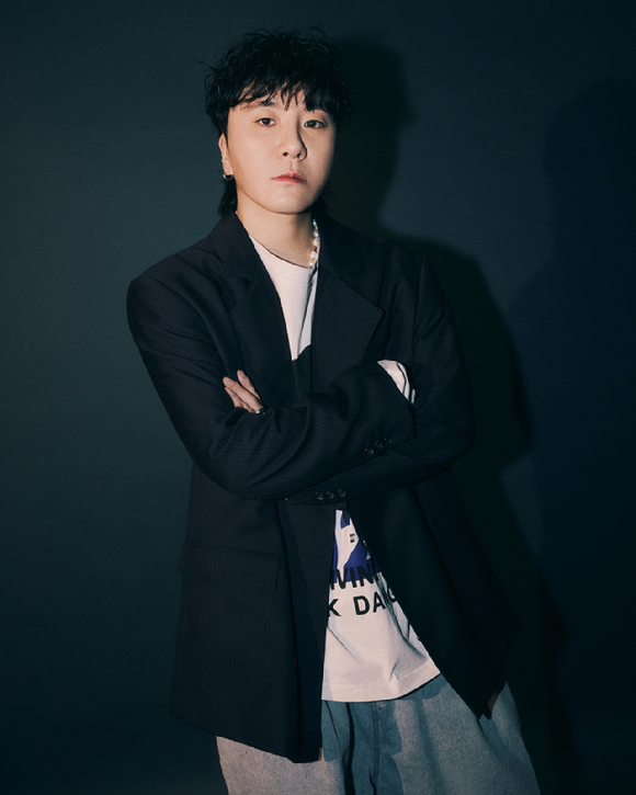 변성현 감독이 영화 '굿뉴스' 인터뷰에 앞서 포즈를 취하고 있다. [사진=넷플릭스]