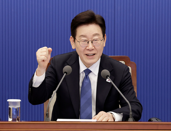 이재명 대통령이 5일 청와대 여민관에서 열린 수석보좌관회의에서 밀라노&middot;코르티나담페초 동계 올림픽 대한민국 선수단을 응원하며 파이팅을 외치고 있다. 2026.2.5 [사진=연합뉴스]