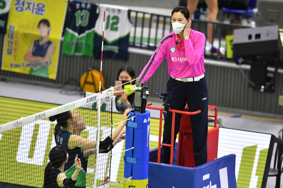 지난 1일 수원체육관에서 열린 현대건설과 한국도로공사와의 경기 5세트 초반 강주희 심판이 판정을 번복하는 모습 [사진=한국배구연맹(KOVO)]