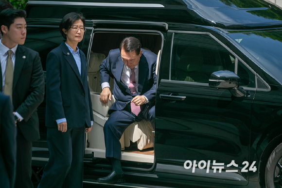 윤석열 전 대통령이 9일 오전 서울 서초구 서울중앙지방법원에서 열릴 내란 우두머리 혐의 사건 6차 공판에 출석하고 있다. [사진=사진공동취재단]
