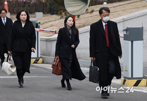 윤석열 대통령 변호인단 차기환, 김계리 변호사가 25일 오후 서울 종로구 헌법재판소에서 열린 대통령 탄핵심판 최종 변론에 참석하고 있다. [사진=사진공동취재단]