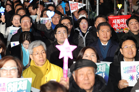 11일 서울 여의도 국회 본청 앞 계단에서 더불어민주당 전진숙, 박홍배, 김문수 의원이 윤석열 대통령 조기파면 등을 촉구하며 삭발하자 박찬대 원내대표가 전진숙 의원을 격려하고 있다. 2025.3.11 [사진=연합뉴스]