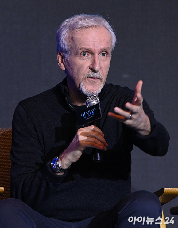 제임스 카메론 감독이 9일 오전 서울 영등포구 여의도동 콘래드 서울 호텔에서 열린 '아바타2: 물의 길' 내한 기자간담회에 참석해 취재진의 질의에 답하고 있다. [사진=아이뉴스24 포토DB]