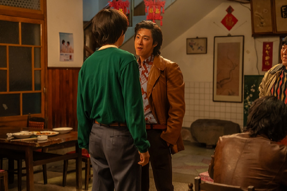 정윤호(유노윤호)가 디즈니+ 시리즈 '파인: 촌뜨기들'에서 열연하고 있다. [사진=월트디즈니 컴퍼니 코리아]