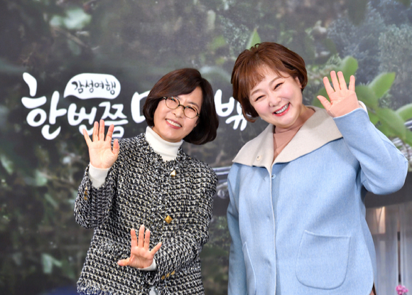 '한번쯤 멈출 수밖에' 제작발표회에 참석한 이선희 이금희 [사진=KBS]