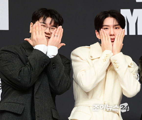 (왼쪽부터)심사위원을 맡은 가수 신용재-몬스타엑스 기현-에일리-키스오브라이프 벨-볼빨간사춘기 안지영-폴킴-MC를 맡은 배우 최다니엘이 12일 오후 서울 양천구 목동 SBS사옥에서 열린 SBS 스튜디오 프리즘 신규 예능 '베일드 뮤지션' 한국편 제작발표회에 참석하고 있다. [사진=정소희 기자]