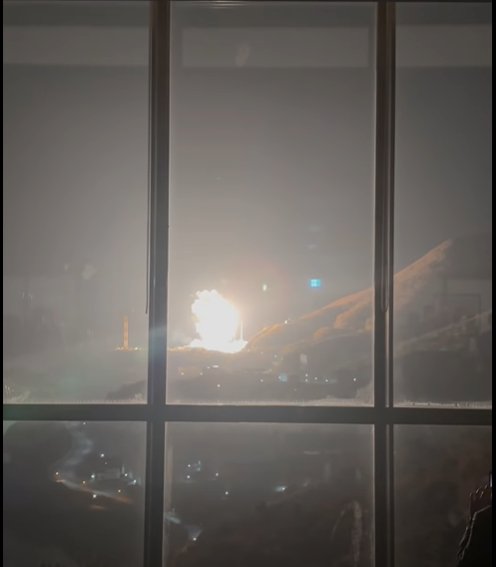 한 국회의원이 자신의 페이스북에 올린 누리호 발사 모습. 연구동 창문을 통해 발사대를 직접 볼 수 있다. [사진=페이스북 캡처]