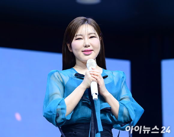 가수 송가인이 지난해 2월&nbsp;11일 오후 서울 강서구 등촌동 스카이아트홀에서 열린 정규 4집 '가인;달' 발매 기념 쇼케이스에 참석해 타이틀곡 '아사달' 무대를 선보이고 있다. [사진=정소희 기자]