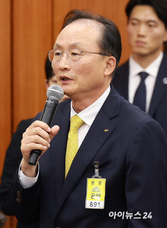 이환주 KB국민은행장이 19일 오후 서울 여의도 국회에서 진행된 정무위원회 금융감독원 등 국정감사에 증인으로 출석하고 있다. [사진=정소희 기자]