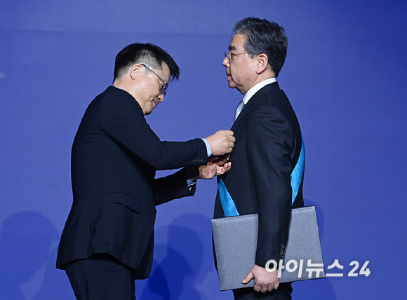 장재훈 현대자동차 부회장이 12일 서울 반포 JW메리어트호텔에서 열린 '제23회 자동차의 날' 기념행사에서 금탑산업훈장을 수여 받고 있다. [사진=곽영래 기자]
