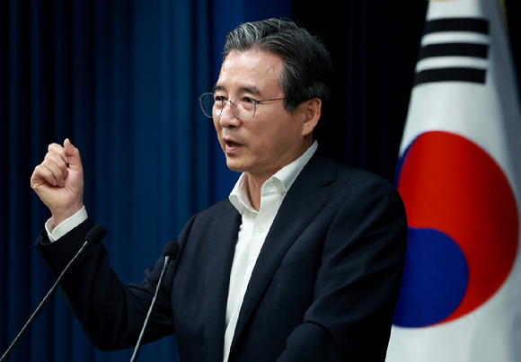 김용범 대통령실 정책실장이 지난달 31일 서울 용산 대통령실 청사에서 한미 관세 협상 타결 관련 브리핑 뒤 취재진의 질문에 답하고 있다. [사진=연합뉴스]