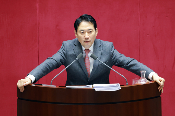 국민의힘 장동혁 대표가 23일 국회에서 열린 12월 임시국회 본회의에서 12&middot;3 윤석열 비상계엄 등에 대한 전담재판부 설치 및 제보자 보호 등에 관한 특별법에 대한 무제한 토론하고 있다. [사진=연합뉴스]