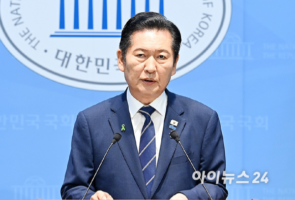 정청래 더불어민주당 당대표 후보가 12일 서울 여의도 국회 소통관에서 기자회견을 하고 있다. [사진=곽영래 기자]
