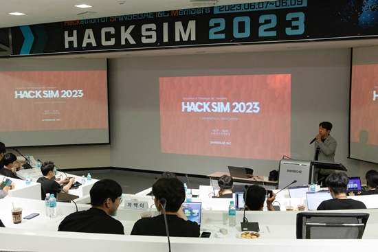 신세계아이앤씨가 생성형 인공지능(AI) 기술 기반 사내 해커톤 대회 '핵심 2023(HACKSIM 2023)'을 개최했다. [사진=신세계아이앤씨]