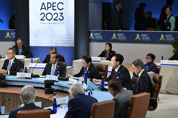 윤석열 대통령이 17일(현지시각) 미국 샌프란시스코 모스코니센터 정상회의장에서 열린 아시아태평양경제협력체(APEC) 세션 2 리트리트 회의에 참석해 있다. [사진=뉴시스]
