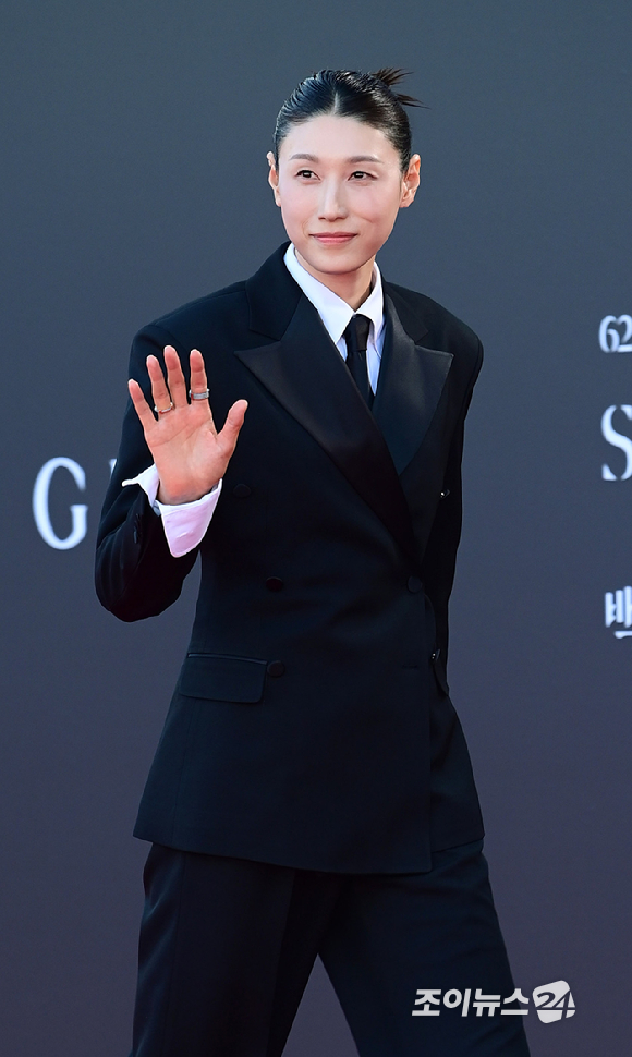 전 배구선수 김연경이 8일 오후 서울 강남구 삼성동 코엑스 동문 앞 야외광장에서 열린 '제62회 백상예술대상 with 구찌' 시상식에 앞서 레드카펫 행사에 참석하고 있다. [사진=정소희 기자]