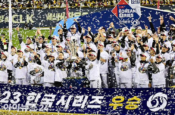 LG는 13일 잠실구장에서 벌어진 2023 신한은행 쏠 KBO KS 5차전에서 KT 위즈를 상대로 6-2로 승리를 거두고 29년 만에 한국시리즈 제패를 했다. LG 선수단이 우승 트로피를 들어 올리고 있다. [사진=곽영래 기자]