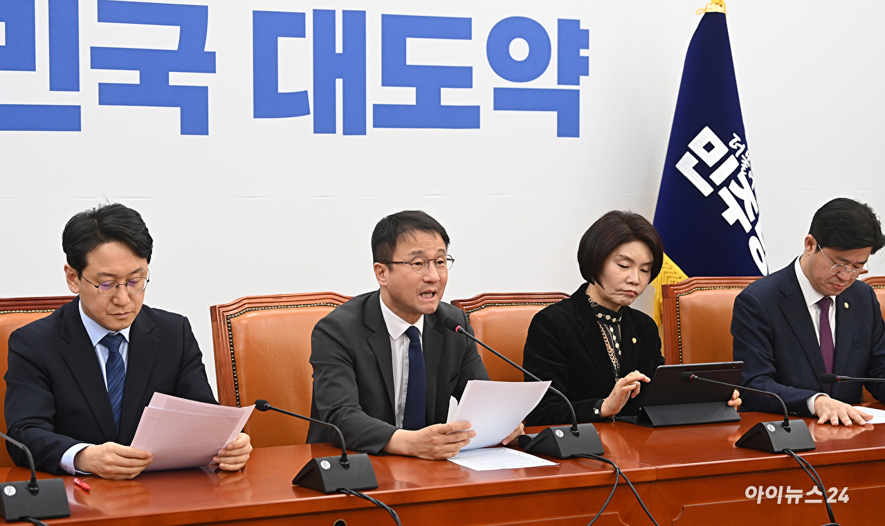 17일 서울 종로구 헌법재판소에서 열린 헌법재판소 등에 대한 법제사법위원회 국정감사에서 추미애 위원장이 더불어민주당 김용민 간사와 대화하고 있다. 2025.10.17 [사진=연합뉴스]