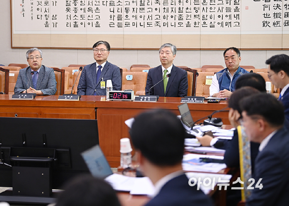 서보학 경희대 법학전문대학원 교수가 14일 오전 서울 여의도 국회에서 열린 법제사법위원회 전체회의에서 의원 질의에 답변하고 있다. [사진=곽영래 기자]