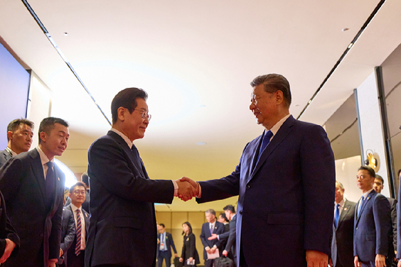 이재명 대통령과 도널드 트럼프 미국 대통령이 29일 경북 경주박물관에서 정상회담장으로 이동하고 있다. 2025.10.29 [대통령실통신사진기자단] [사진=연합뉴스]