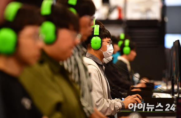 지난 2024년 부산 해운대구 벡스코에서 열린 국제게임전시회 '지스타 2024'에서 관람객들이 게임을 체험하고 있다. [사진=곽영래 기자]