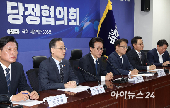 김민석 더불어민주당 대표와 이형일 부총리 겸 재정경제부 장관 등 참석자들이 28일 서울 여의도 국회에서 열린 가상자산과제 당정협의회에서 기념촬영을 하고 있다. [사진=곽영래 기자]