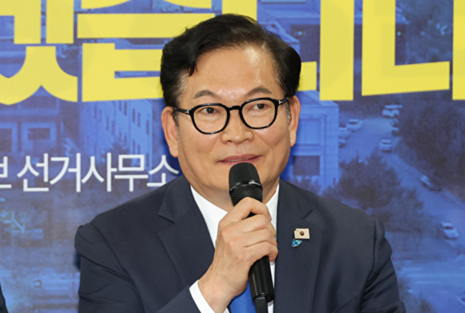 인천 연수갑 국회의원 보궐선거에 전략 공천된 송영길 전 대표가 24일 인천 연수구 정지열 인천 연수구청장 후보 선거사무소에서 열린 최고위원회의에서 발언하고 있다. 2026.4.24 [사진=연합뉴스]