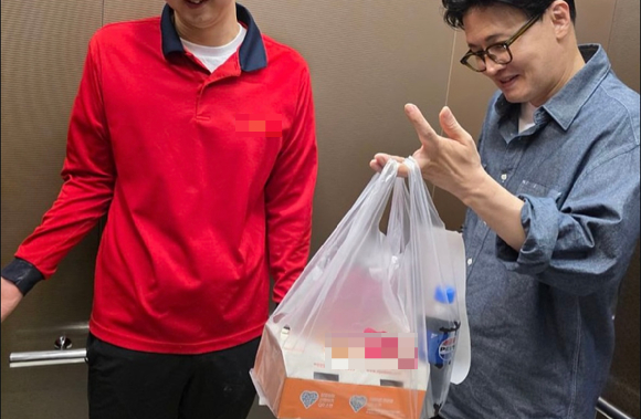 내란 특별검사팀의 출석 요구에 응하지 않은 한동훈 국민의힘 전 대표가 치킨 배달에 나선 사연을 전했다. 사진은 한 전 대표. [사진=한동훈 인스타그램]