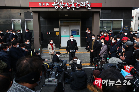 국민의힘 윤석열 대선 후보가 20일 철원군 갈말읍 공공 산후조리원을 방문해 둘러본 뒤 취재진의 질문에 답변하고 있다. [사진=국회사진취재단]