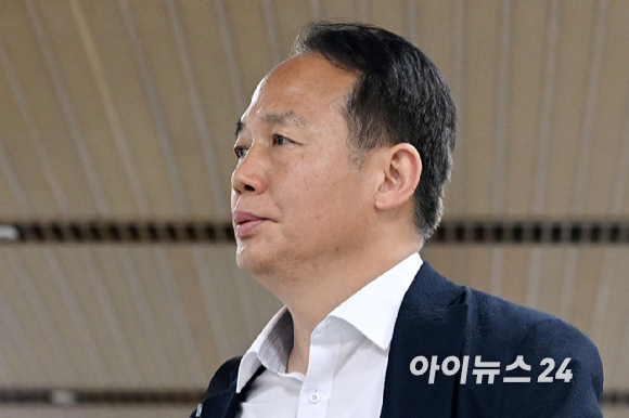 내란중요임무종사 혐의를 받는 이상현 전 제1공수특전여단장이 2일 오후 서울 서초구 서울중앙지방법원에서 열린 공판에 출석하고 있다. [사진=사진공동취재단]