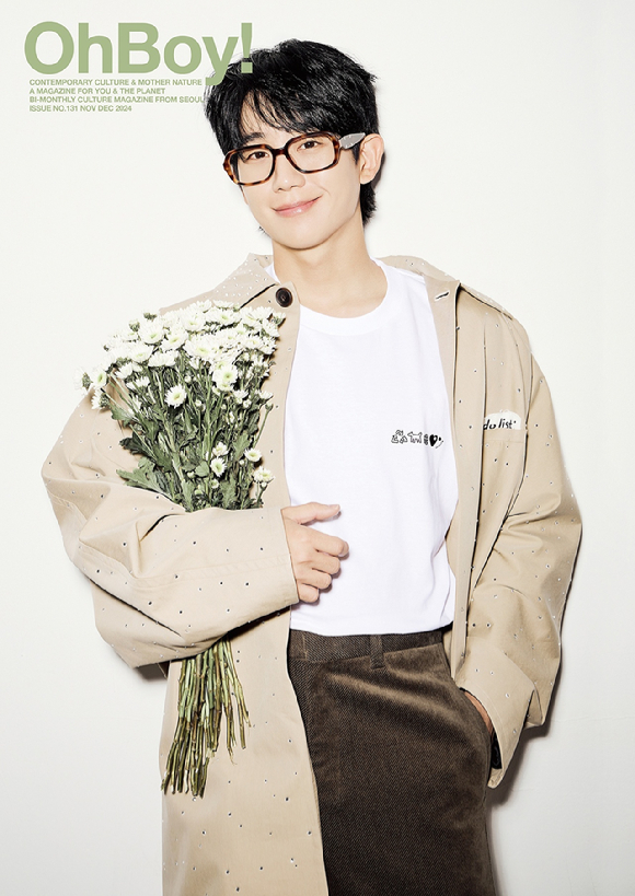 배우 정해인이 화보 촬영에서 포즈를 취하고 있다. [사진=오보이]