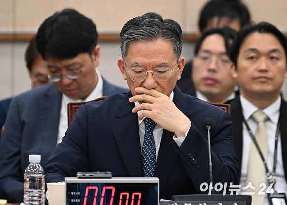 정성호 법무부 장관이 27일 국회에서 열린 법제사법위원회 전체회의에서 자료를 살펴보고 있다. [사진=곽영래 기자]
