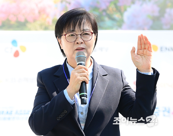 이순희 강북구청장이 25일 서울 강북구 우이동 만남의 광장에서 열린 산악인 오은선 대장과 함께하는 '제13회 희망찾기 등산&middot;트레킹 교실' 개막식에서 환영사를 하고 있다. [사진=정소희 기자]