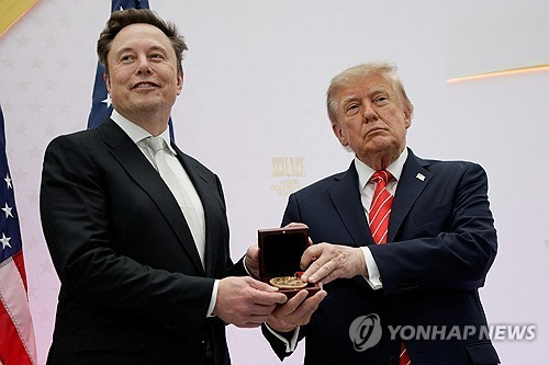 머스크에게 국가과학훈장 전달하는 트럼프 [사진=로이터=연합뉴스]