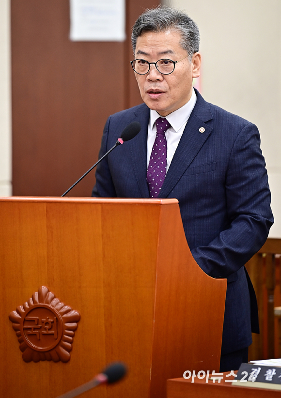 노태악 중앙선거관리위원장이 11일 오전 서울 여의도 국회에서 열린 행정안전위원회 전체회의에서 업무보고를 하고 있다. [사진=곽영래 기자]