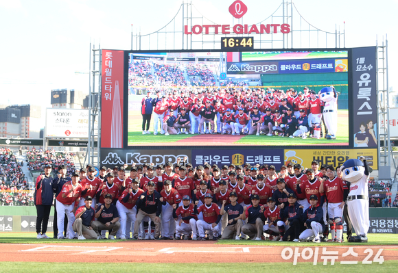 8일 오후 부산 동래구 사직야구장에서 열린 2022 프로야구 LG 트윈스와 롯데 자이언츠의 경기에 앞서 '조선의 4번타자' 이대호의 마지막 은퇴투어 행사가 진행됐다. 롯데 이대호가 동료들과 기념촬영을 하고 있다. [사진=정소희 기자]