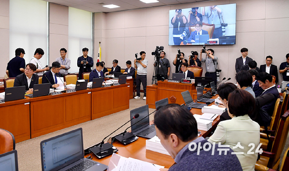 유의동 위원장이 11일 서울 여의도 국회에서 열린 국토교통위원회 전체회의를 주재하고 있다. [사진=곽영래 기자]