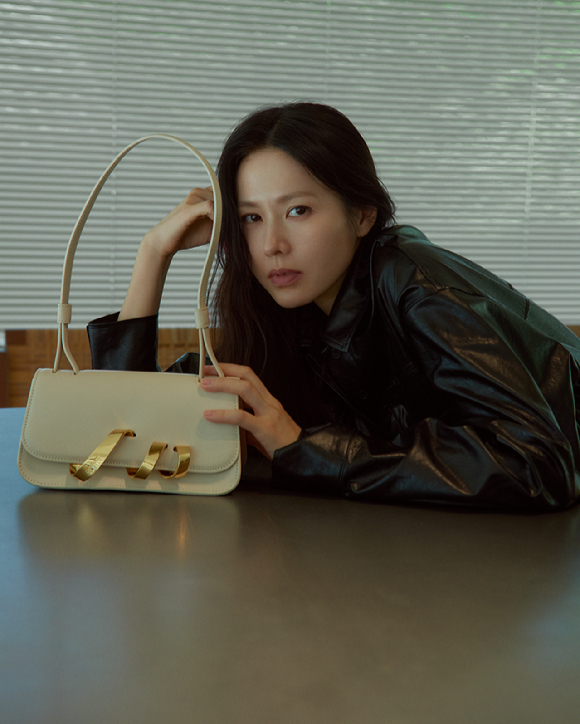 배우 손예진이 브랜드 화보 촬영에서 포즈를 취하고 있다. [사진=테스토니]