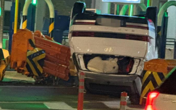 17일 새벽 3시57분께 인천 중구 인천대교 공항 방면 요금소에서 스포츠유틸리티차(SUV)가 시설물을 들이받고 전복 되는 사고가 났다. [사진=연합뉴스]