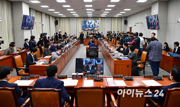 박찬대 운영위원장이 21일 오후 서울 여의도 국회에서 열린 운영위원회에서 2025년도 국회, 국가인권위원회, 대통령비서실 및 국가안보실, 대통령경호처 소관 예산안을 통과시키고 있다. [사진=곽영래 기자]