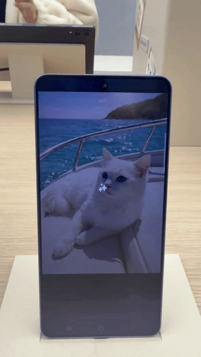 삼성 강남 1층 외벽 대형 LED 디지털 파사드에서는 '포토 어시스트'로 사진이 완성되는 과정이 반복 상영되고 있었다. [사진=황세웅 기자]