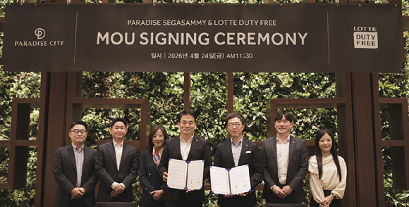 지난 4월 24일 파라다이스시티가 인천 영종도 파라다이스시티 에메랄드홀에서 롯데면세점과 외국인 관광객 유치 확대를 위한 업무협약(MOU)을 맺었다. 김재환 파라다이스시티 IR마케팅그룹장(왼쪽에서 네번째), 남궁표 롯데면세점 마케팅부문장(왼쪽에서 다섯번째) [사진=롯데면세점]