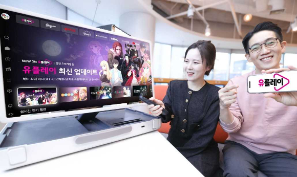 LG유플러스 임직원이 크런치롤 신작을 소개하는 모습 [사진=LGU+]