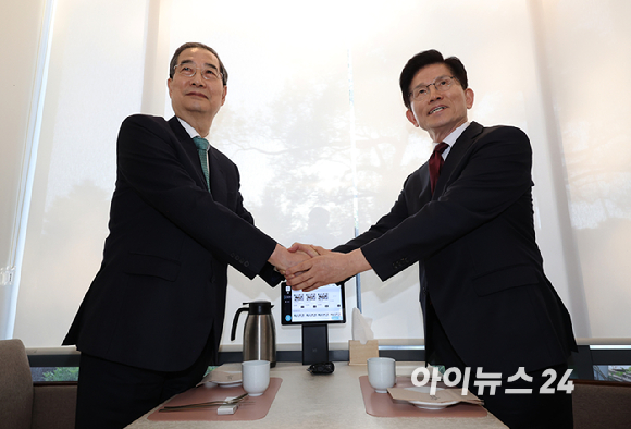 국민의힘 김문수 대선후보와 무소속 한덕수 대선 예비후보가 7일 서울 종로구의 한 식당에서 후보 단일화 관련 회동을 하기 전 악수하고 있다. [사진=곽영래 기자]