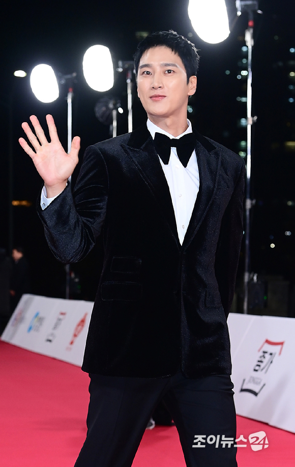 배우 손예진과 현빈이 19일 오후 서울 영등포구 여의도 KBS홀에서 열린 제46회 청룡영화상 레드카펫 행사에 참석하고 있다. [사진=정소희 기자]