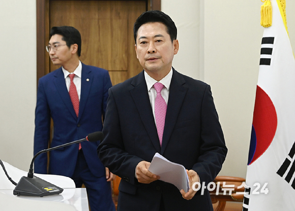 장동혁 국민의힘 당대표가 27일 서울 여의도 국회에서 중앙선관위 선거 소청 심리에 참석하기에 앞서 기자회견을 하기 위해 이동하고 있다. [사진=곽영래 기자]