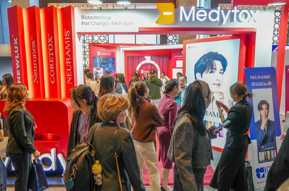 지난 2일 '2025 ICLAS 서울'에 참가한 의료 관계자들이 메디톡스 부스를 관람하고 있다. [사진=메디톡스]