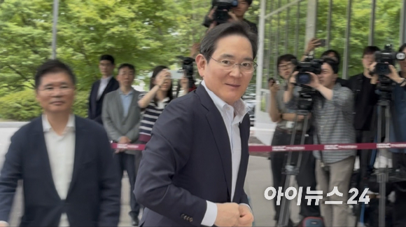 이재용 삼성전자 회장이 7일 미국 선밸리 콘퍼런스 참석을 위해 서울 강서구 서울김포비즈니스항공센터(SGBAC)에 도착해 출국장으로 이동하고 있다. [사진=권서아 기자]