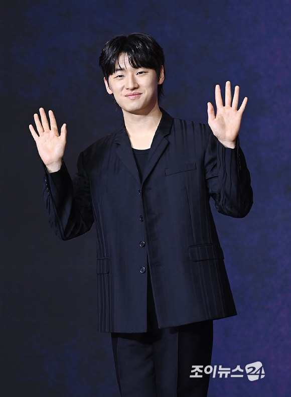 배우 이다윗이 9일 서울 용산구 서울드래곤시티에서 열린 오징어 게임 시즌3 제작발표회에서 포토타임을 갖고 있다. [사진=곽영래 기자]