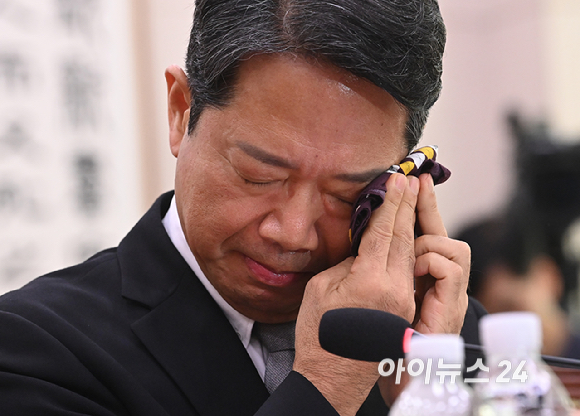 김승원 법무부 장관 후보자가 15일 서울 여의도 국회 법제사법위원회에서 열린 인사청문회에서 눈물을 훔치고 있다. [사진=곽영래 기자]